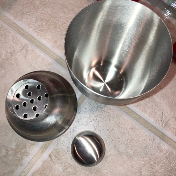 Brand New Stainless Steel Cocktail Shaker - Picture 4 of 6